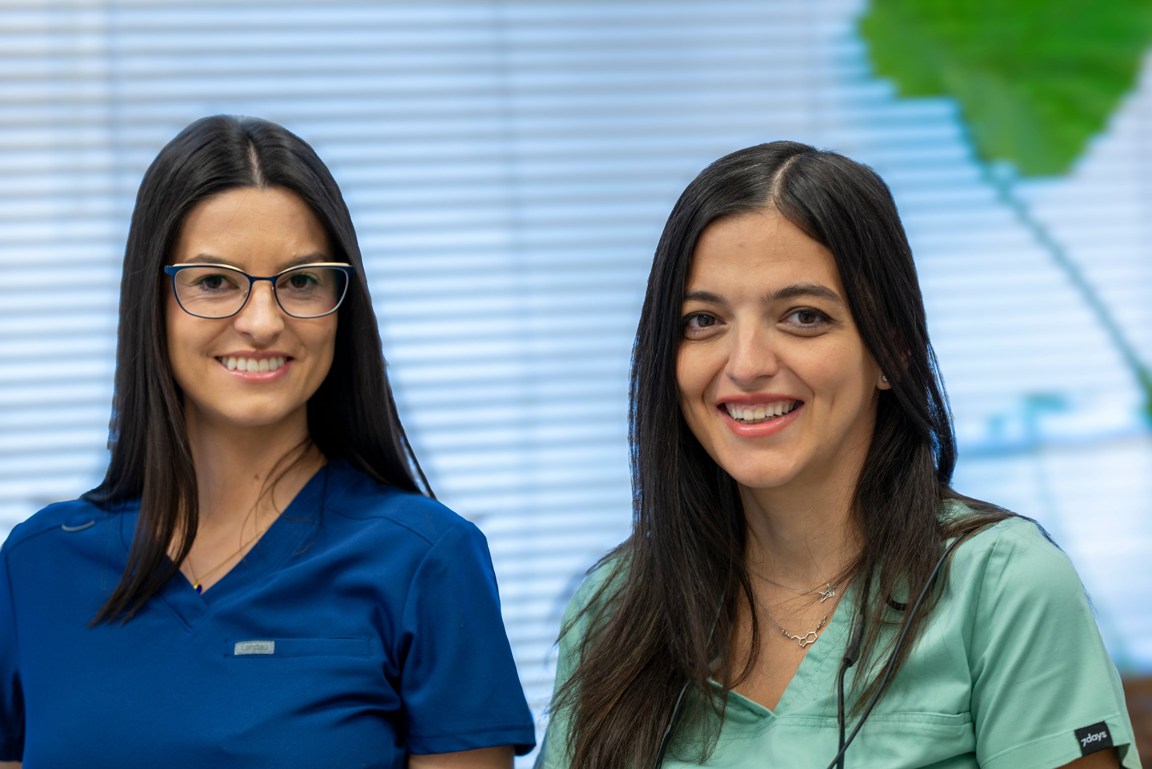 Tannlege Dana og Marijana som smiler!